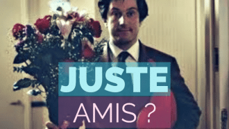 homme offre des fleurs à une amie