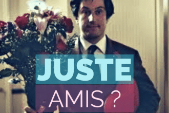 homme offre des fleurs à une amie